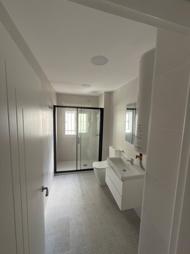 Bany de Pis de lloguer en  Sevilla Capital amb Aire condicionat, Calefacció i Forn