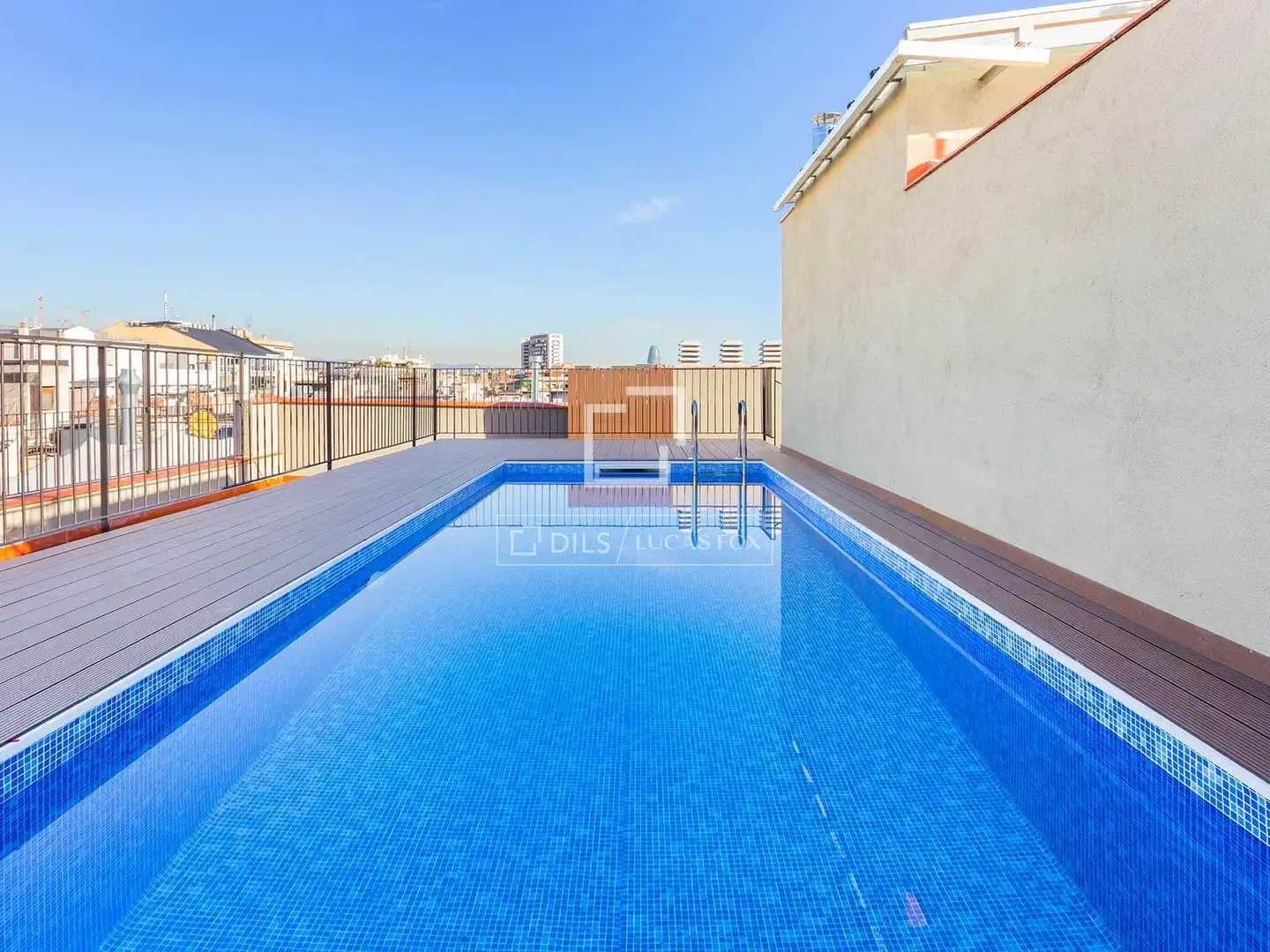 Piscina de Piso en venta en Barcelona con Aire acondicionado, Terraza y Balcón