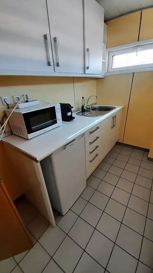 Cuina de Oficina de lloguer en Fuenlabrada amb Aire condicionat i Calefacció