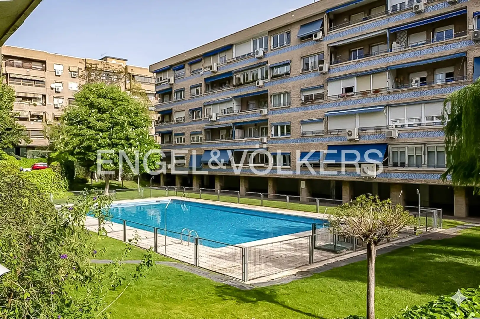 Swimming pool of Flat for sale in  Madrid Capital  with Air Conditioner, Heating and Private garden