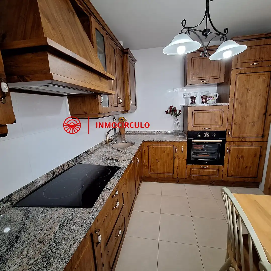 Cuina de Casa adosada en venda en Burgos amb Jardí privat, Terrassa i Traster