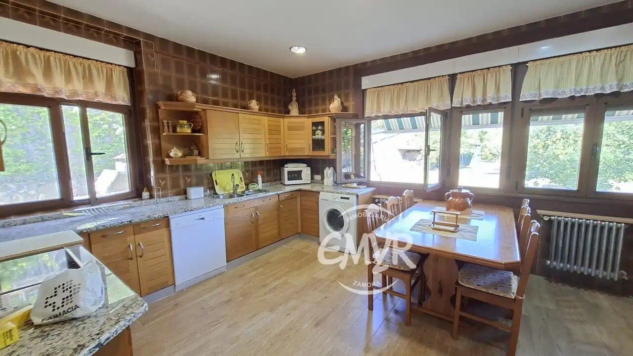 Cuina de Casa o xalet en venda en Zamora Capital  amb Calefacció, Jardí privat i Parquet