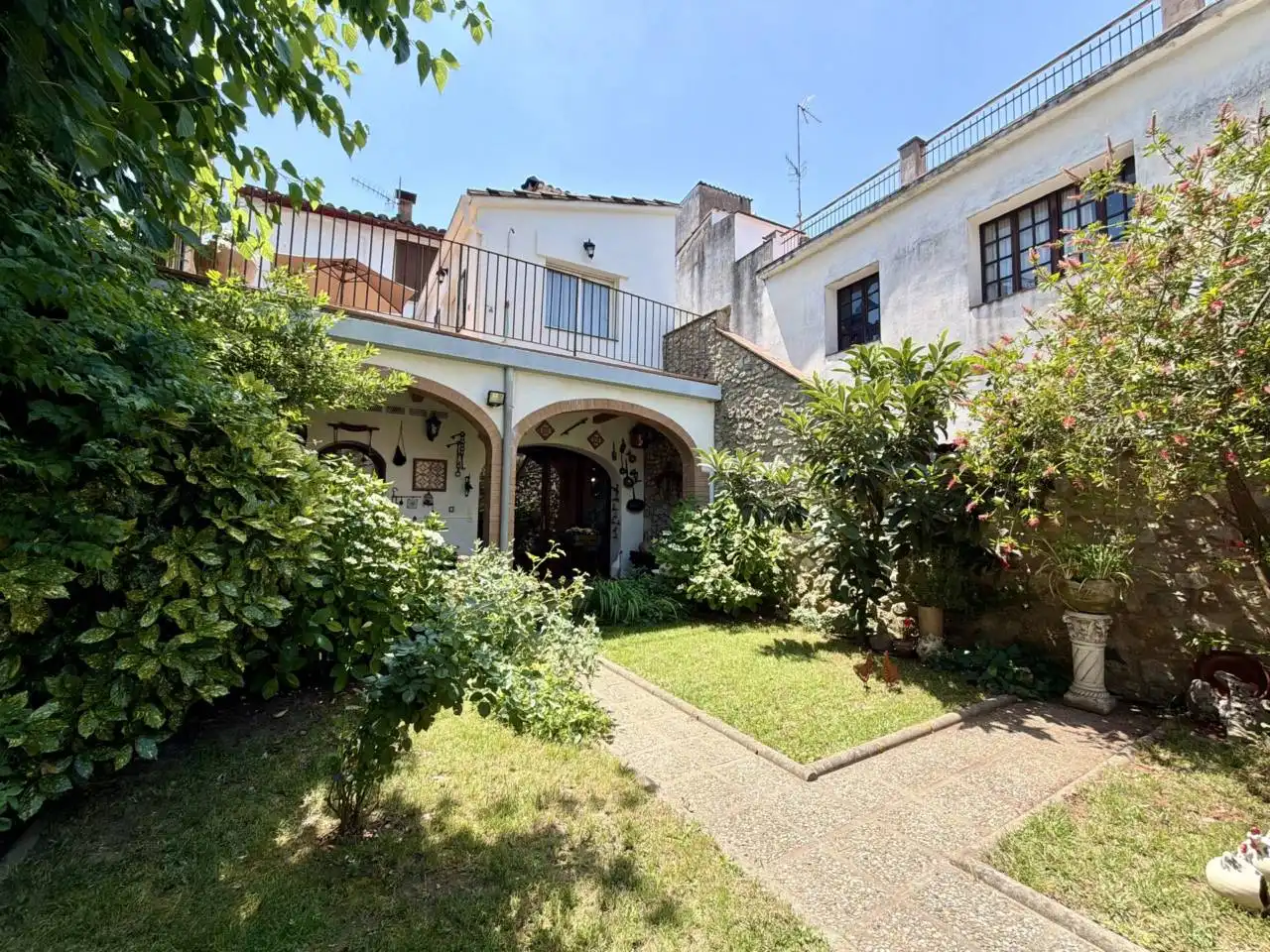 Vista exterior de Casa o xalet en venda en Tortellà amb Jardí privat i Moblat