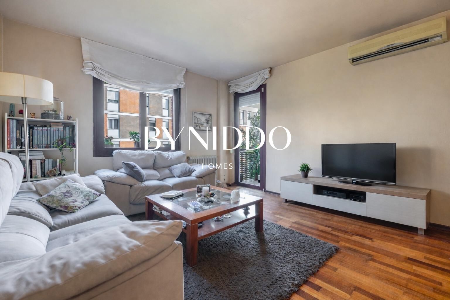 Living room of Flat for sale in Sant Cugat del Vallès  with Air Conditioner, Heating and Parquet flooring