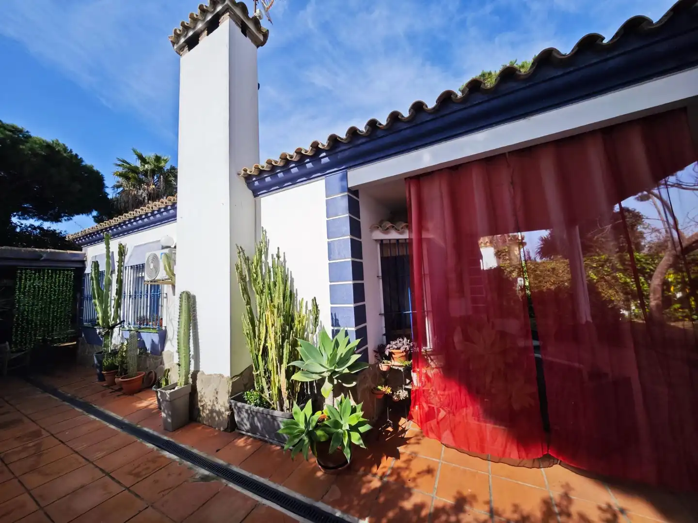 Vista exterior de Casa o xalet en venda en Chiclana de la Frontera amb Aire condicionat, Jardí privat i Terrassa
