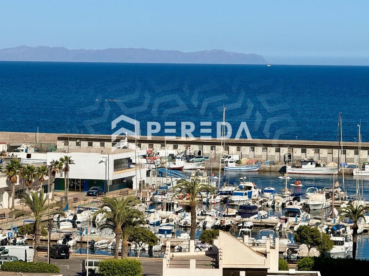 Vista exterior de Àtic en venda en Roquetas de Mar amb Terrassa i Piscina comunitària