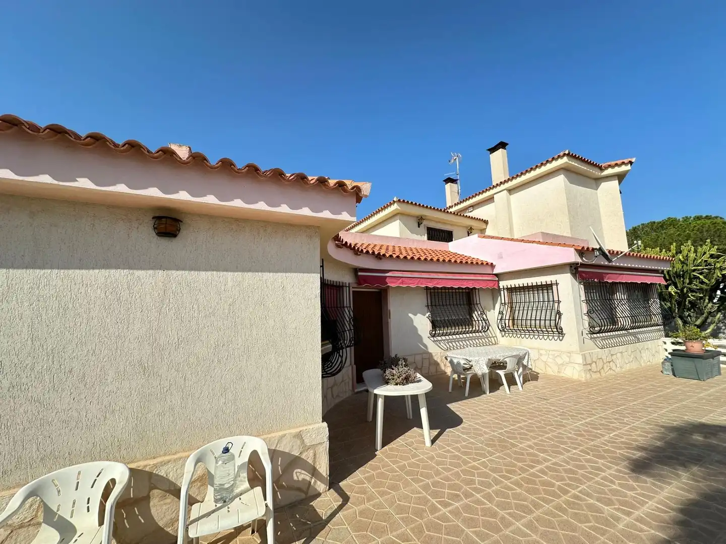 Vista exterior de Casa o xalet en venda en Alicante / Alacant amb Jardí privat, Terrassa i Traster