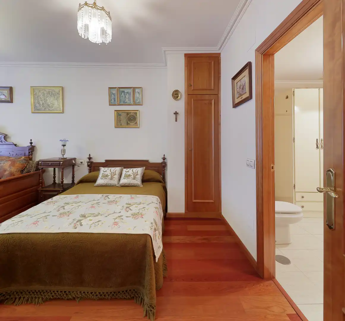 Dormitori de Pis en venda en Gijón  amb Calefacció, Parquet i Traster