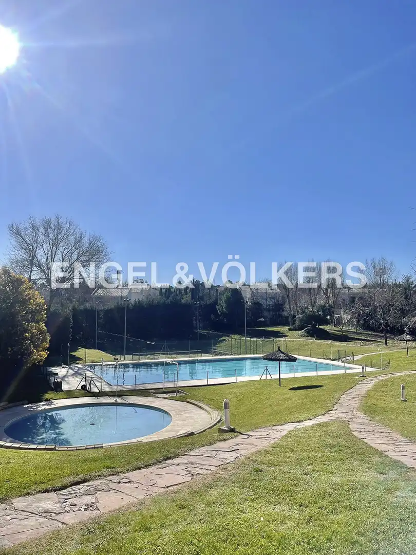 Piscina de Piso de alquiler en Madrid con Aire acondicionado, Calefacción y Trastero