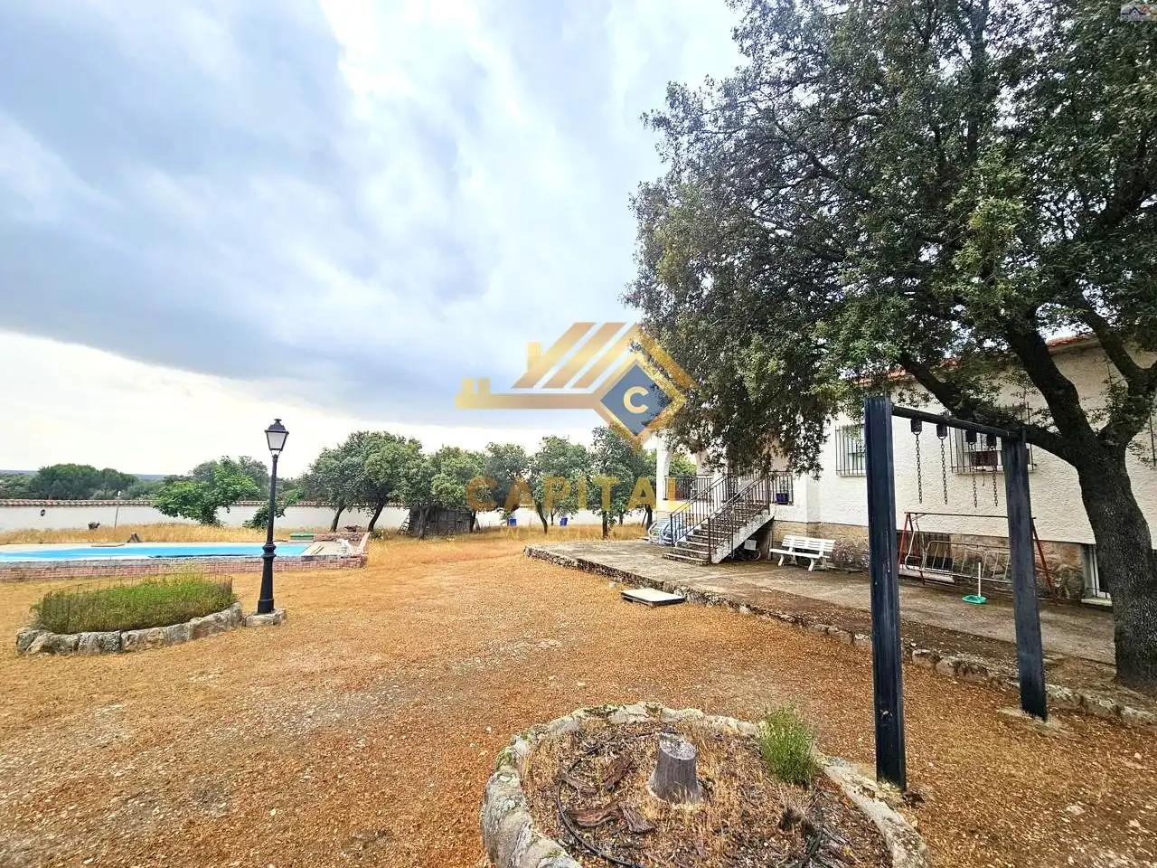 Vista exterior de Casa o xalet en venda en Villa del Prado amb Traster i Piscina