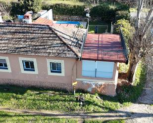 Vista exterior de Casa o xalet en venda en Casas del Castañar amb Aire condicionat, Jardí privat i Terrassa