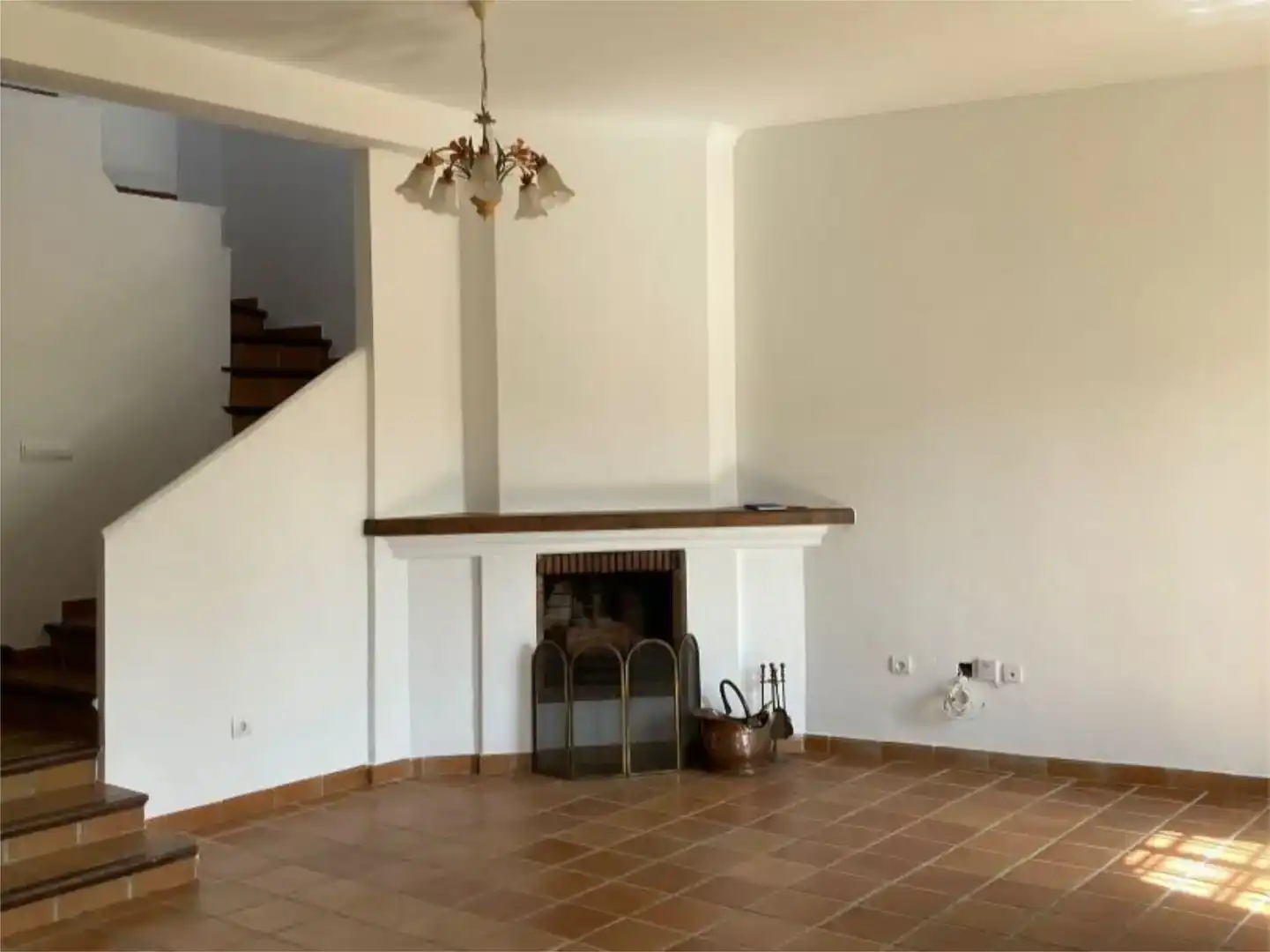 Sala d'estar de Casa adosada de lloguer en Istán amb Aire condicionat, Jardí privat i Piscina