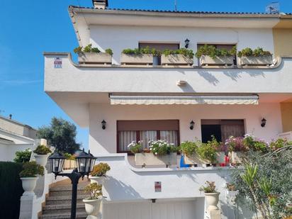 Vista exterior de Casa adosada en venda en Roda de Berà amb Calefacció, Jardí privat i Terrassa