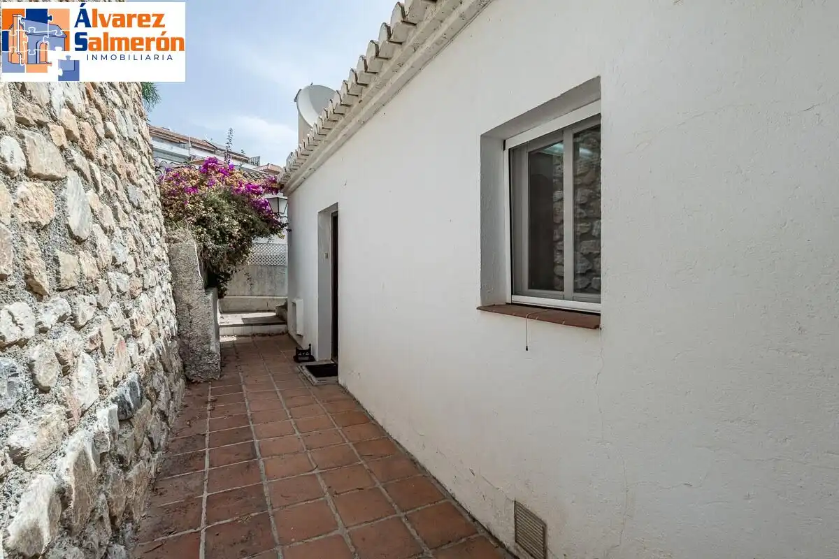 Vista exterior de Casa o xalet en venda en Almuñécar amb Terrassa