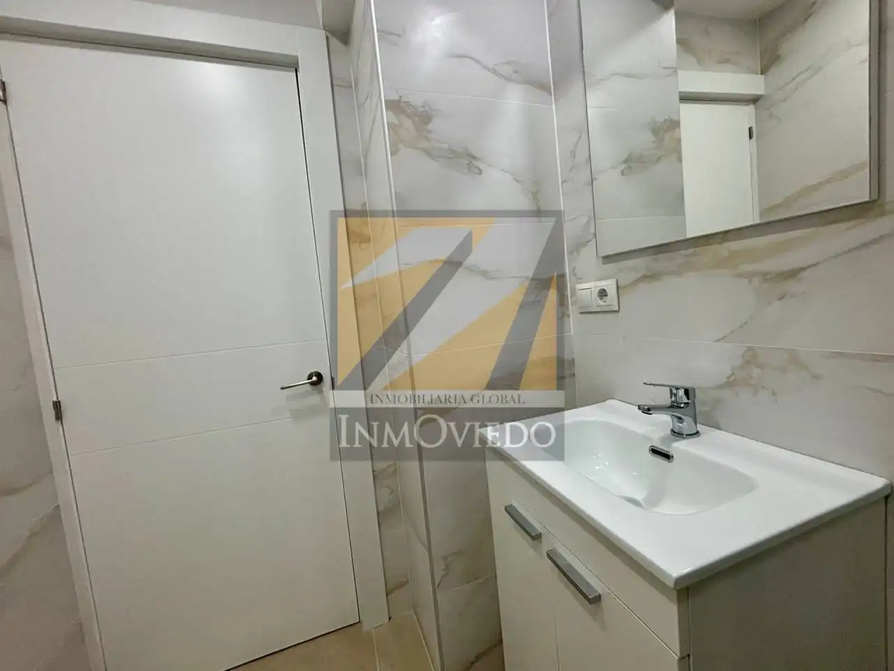 Baño de Piso en venta en Oviedo  con Terraza