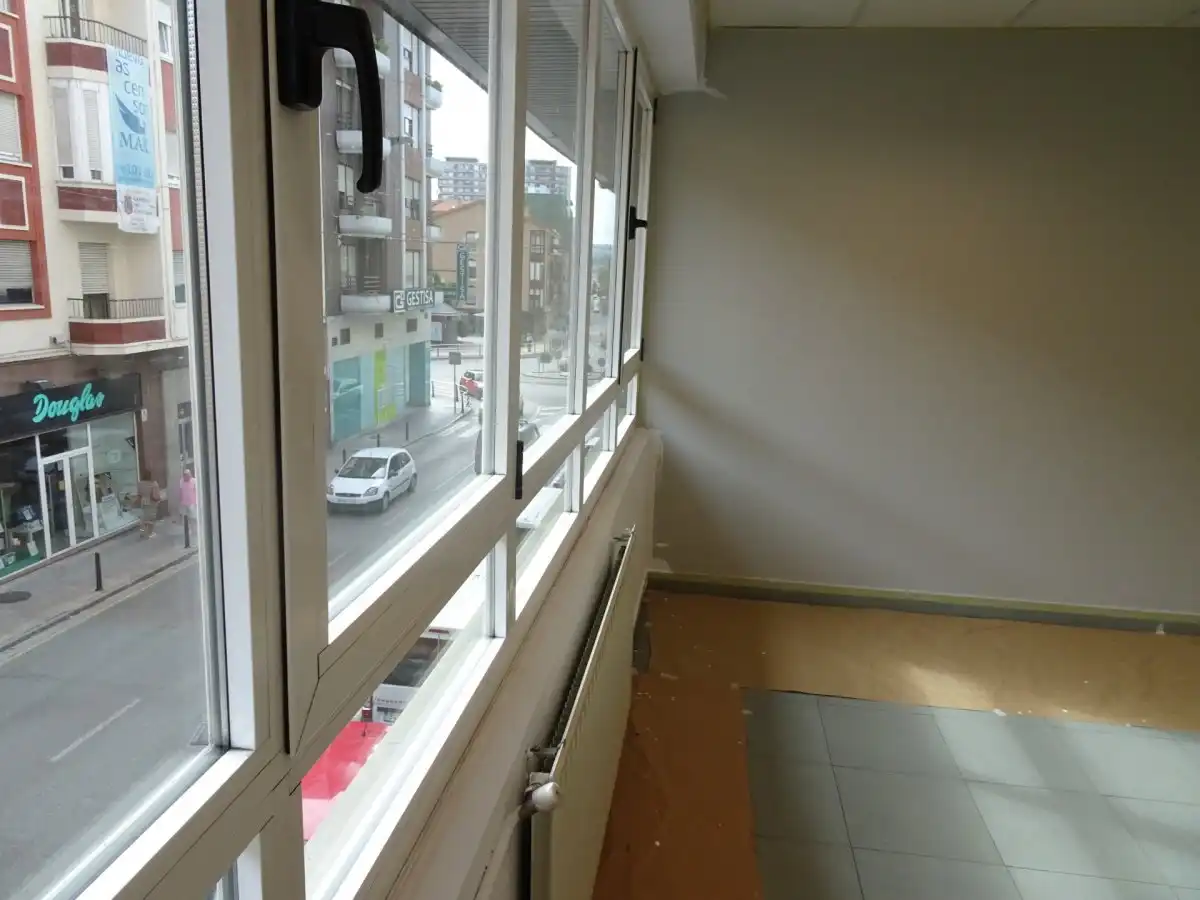 Büro zur Miete in Torrelavega  mit Klimaanlage, Abstellraum und Möbliert