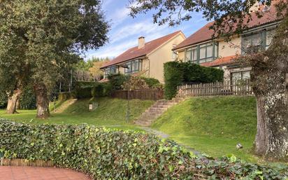 Exterior view of Single-family semi-detached for sale in Santiago de Compostela   with Heating, Terrace and Community pool