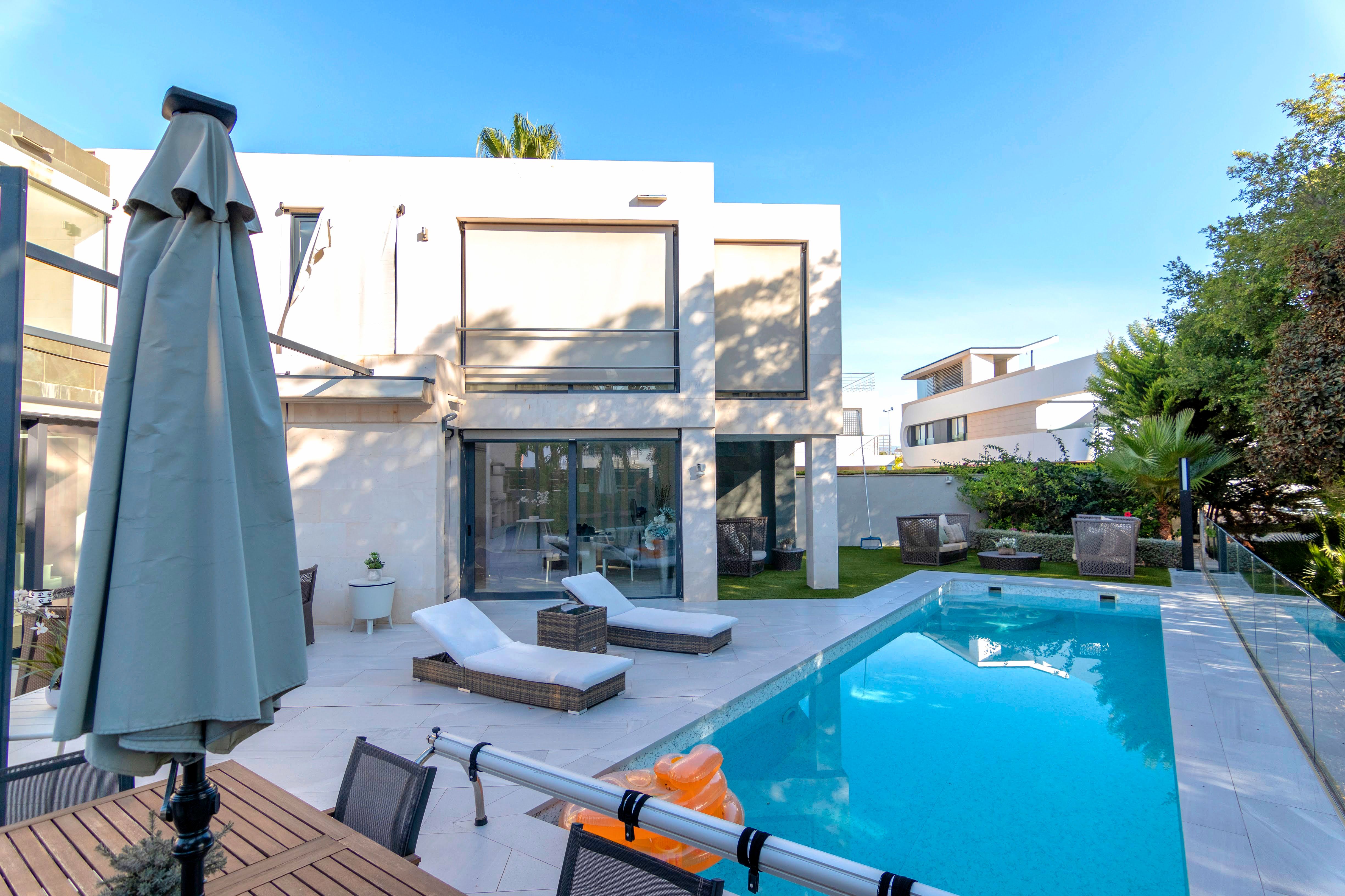 Vista exterior de Casa o xalet en venda en Alicante / Alacant amb Aire condicionat, Calefacció i Jardí privat