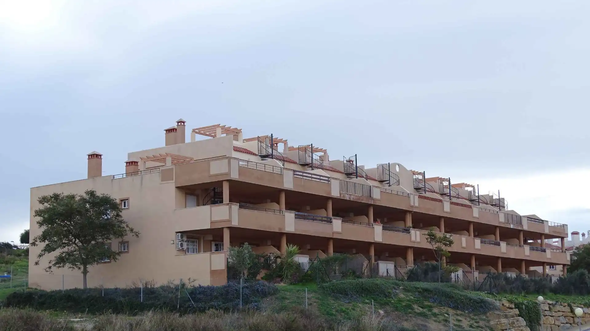 Vista exterior de Planta baja en venta en Casares con Terraza, Balcón y Piscina comunitaria