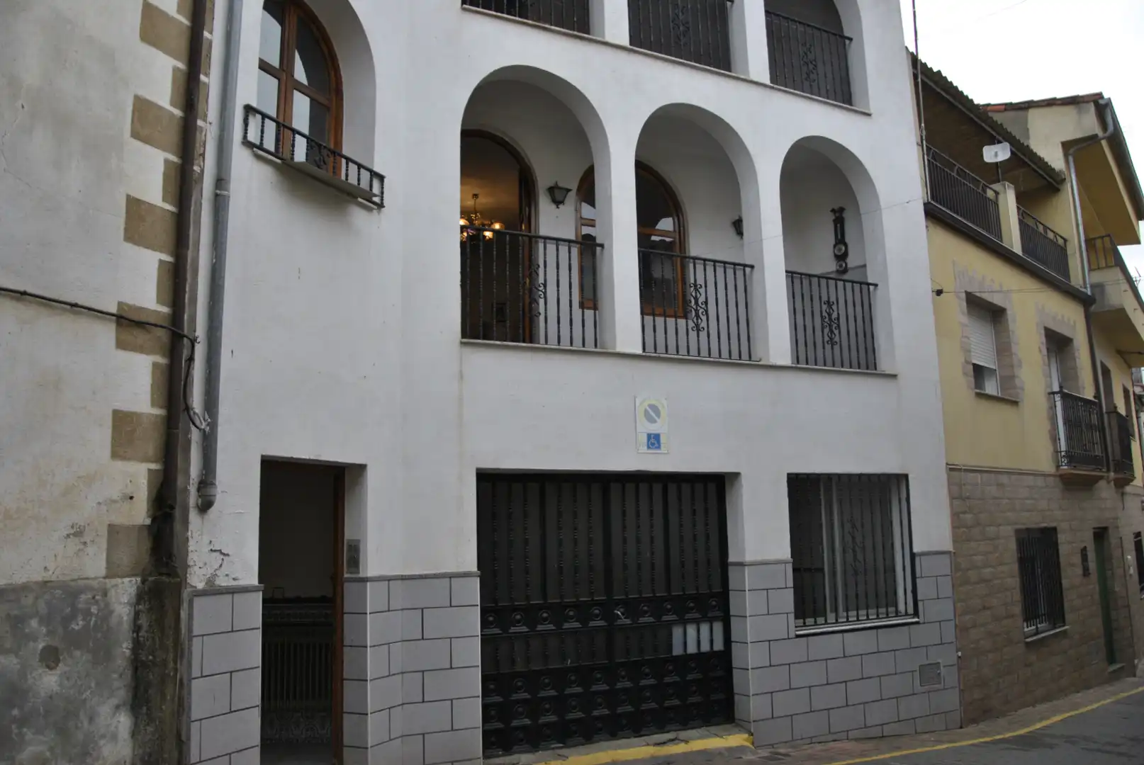 Vista exterior de Casa adosada en venda en Ahigal amb Calefacció, Terrassa i Traster