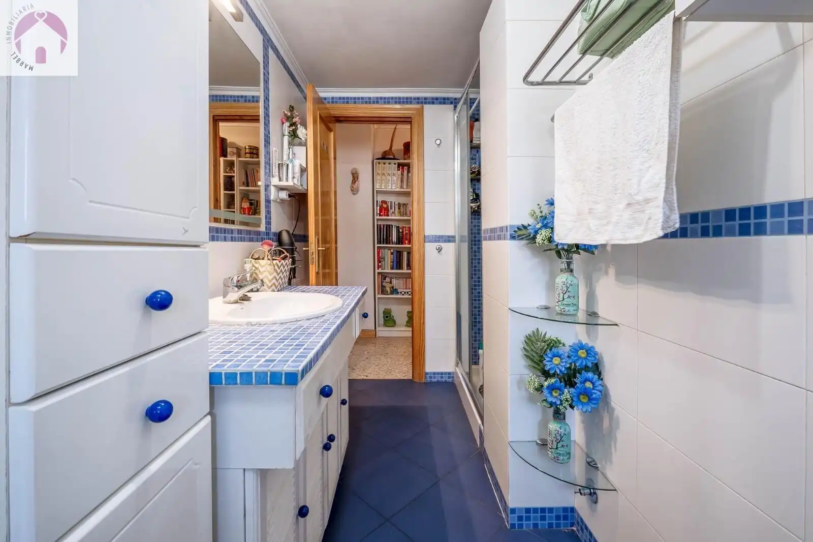 Bathroom of Flat for sale in Granada  with Air Conditioner, Heating and Terrace