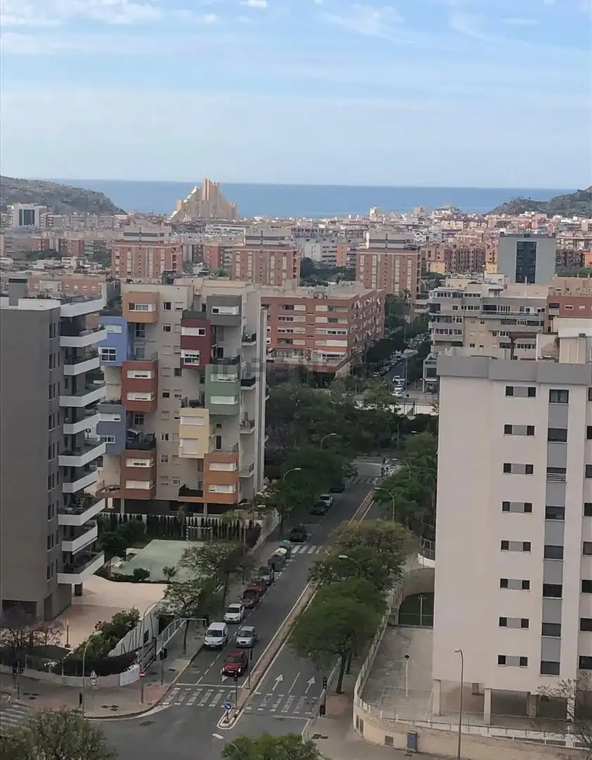 Vista exterior de Pis en venda en Alicante / Alacant amb Calefacció, Moblat i Balcó