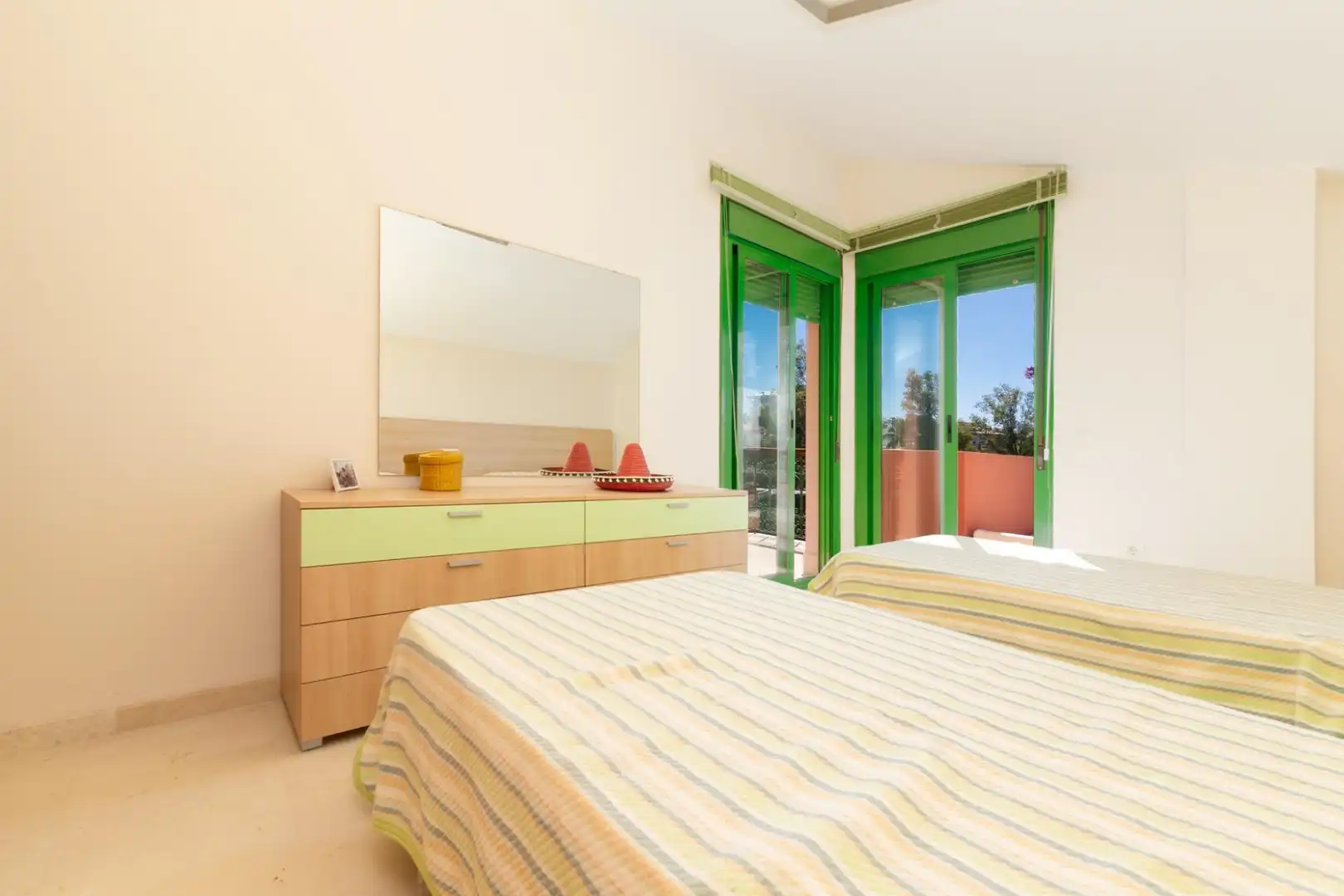 Habitación de Dúplex en venta en Fuengirola con Terraza, Trastero y Piscina comunitaria