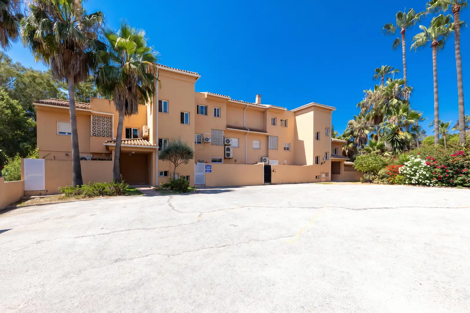 Außenansicht von Wohnung zum Verkauf in Marbella mit Klimaanlage, Heizung und Terrasse