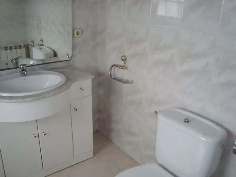 Baño de Casa adosada en venta en Llinars del Vallès con Calefacción, Jardín privado y Horno