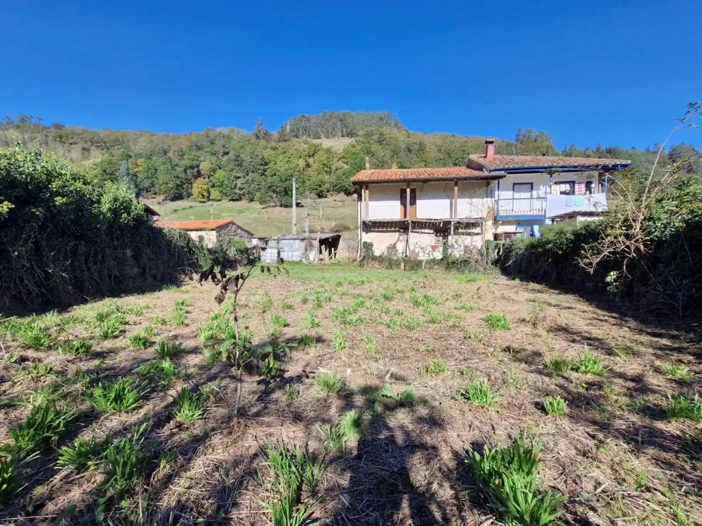 Einfamilien-Reihenhaus zum Verkauf in Arenas de Iguña mit Privatgarten und Balkon