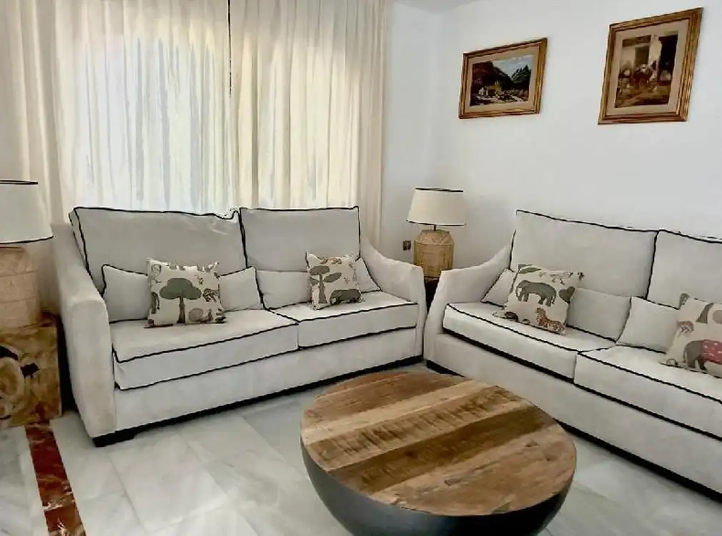 Sala d'estar de Casa o xalet en venda en Córdoba amb Aire condicionat, Jardí privat i Terrassa