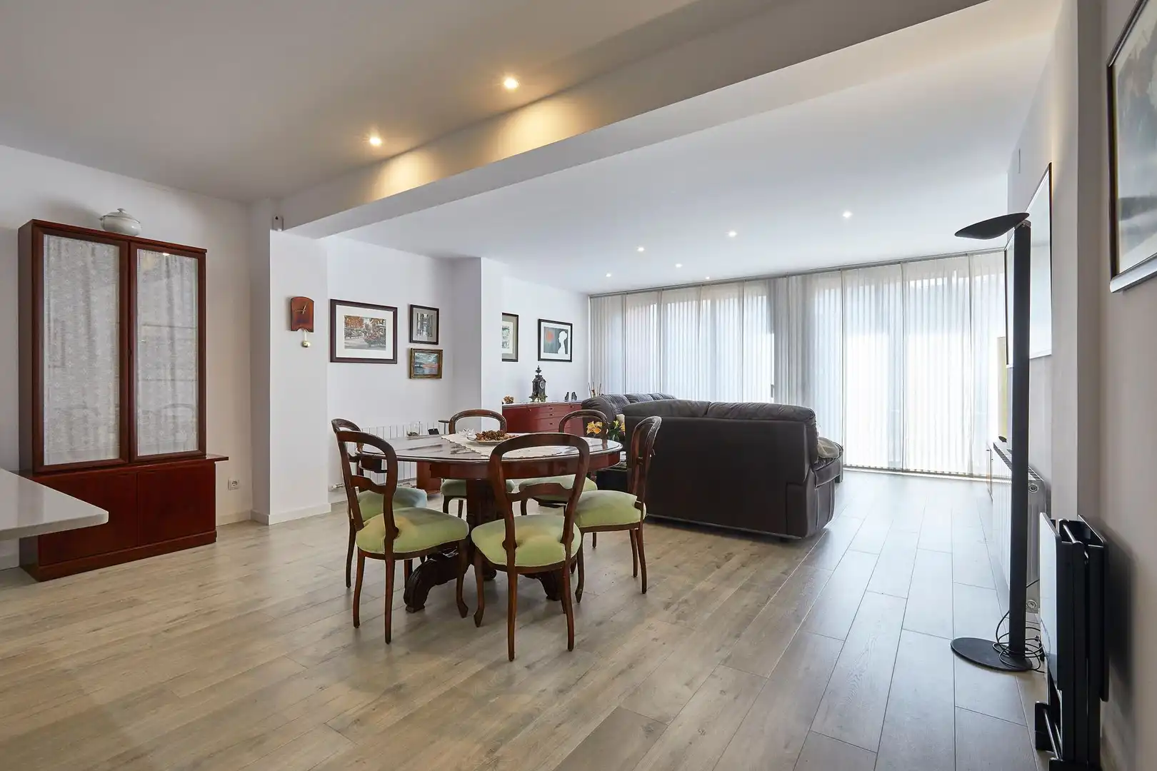 Wohnzimmer von Wohnung zum Verkauf in Barcelona mit Klimaanlage, Parkett und Ofen