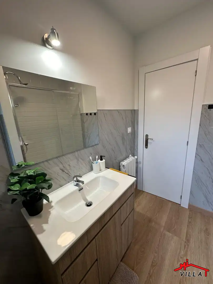 Badezimmer von Wohnung zum Verkauf in Laredo mit Heizung und Parkett