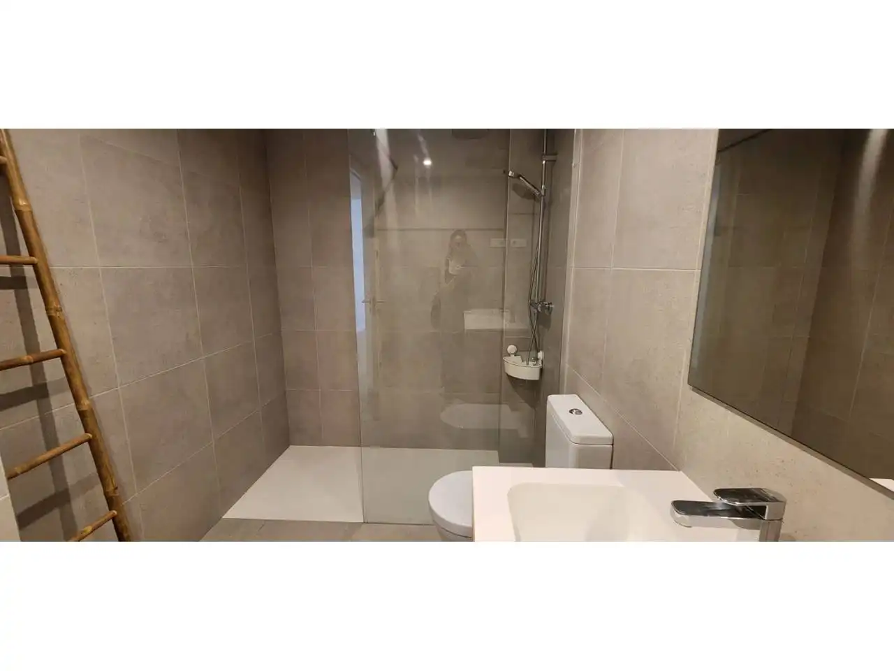 Badezimmer von Wohnung zur Miete in Terrassa mit Klimaanlage, Heizung und Terrasse