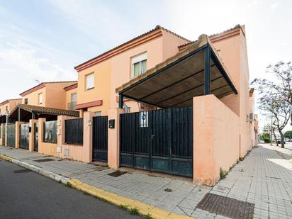 Vista exterior de Casa adosada en venda en San Juan del Puerto amb Calefacció, Terrassa i Traster