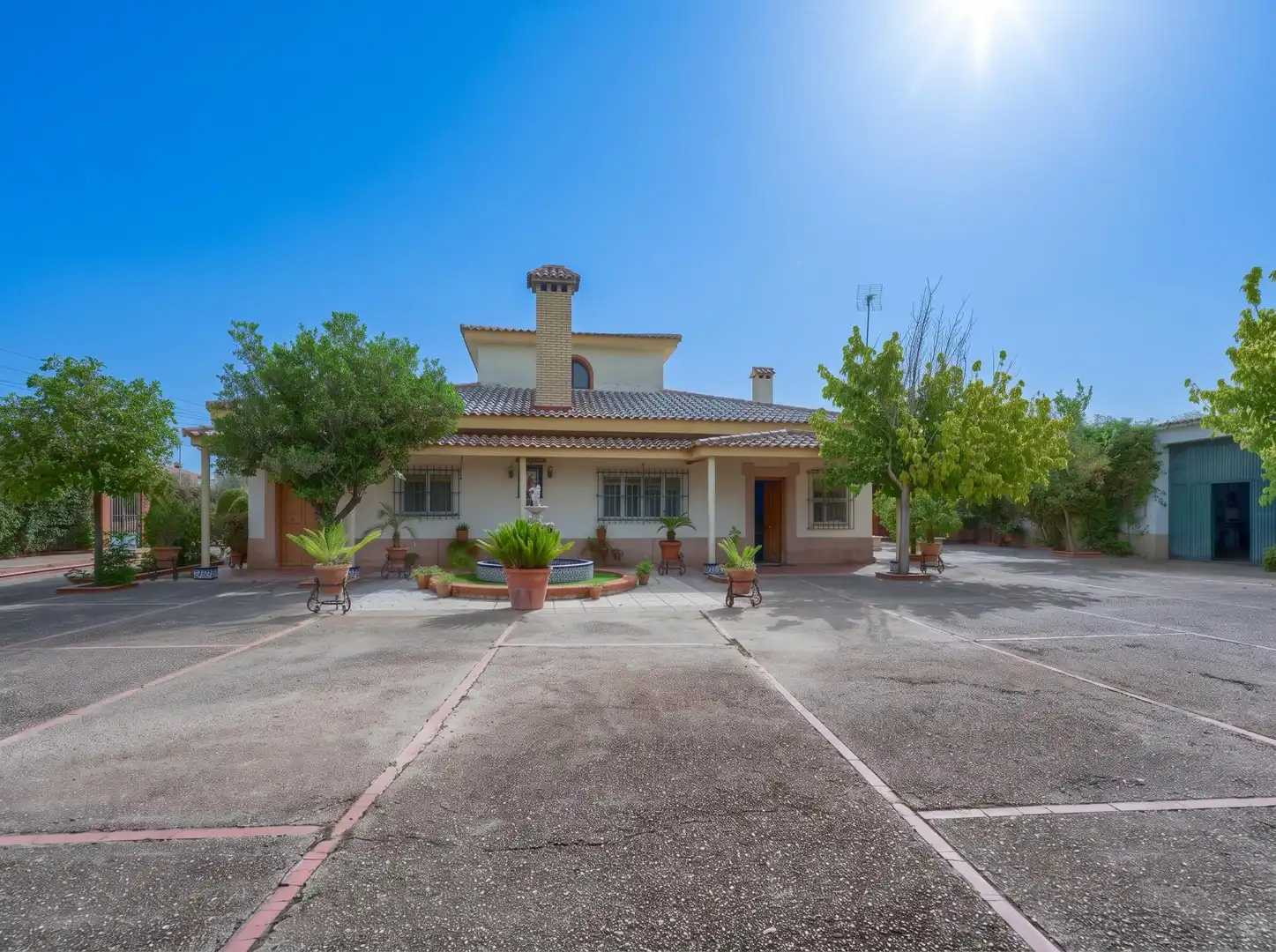 Vista exterior de Casa o xalet en venda en Carmona amb Jardí privat, Terrassa i Piscina