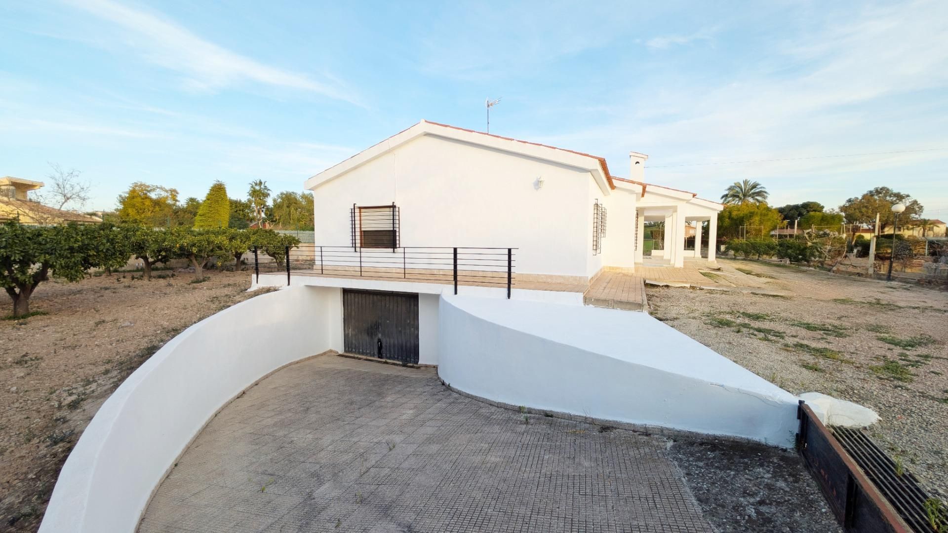 Vista exterior de Casa o xalet en venda en Elche / Elx amb Jardí privat, Terrassa i Traster