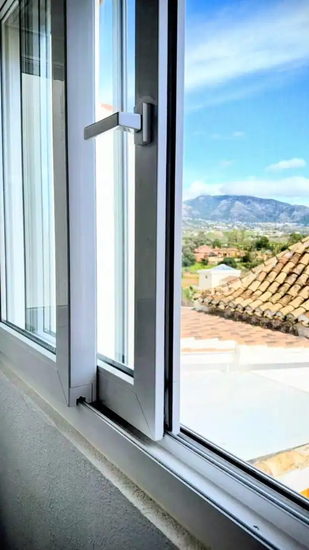 Vista exterior de Casa adosada en venda en Mijas amb Aire condicionat, Terrassa i Traster