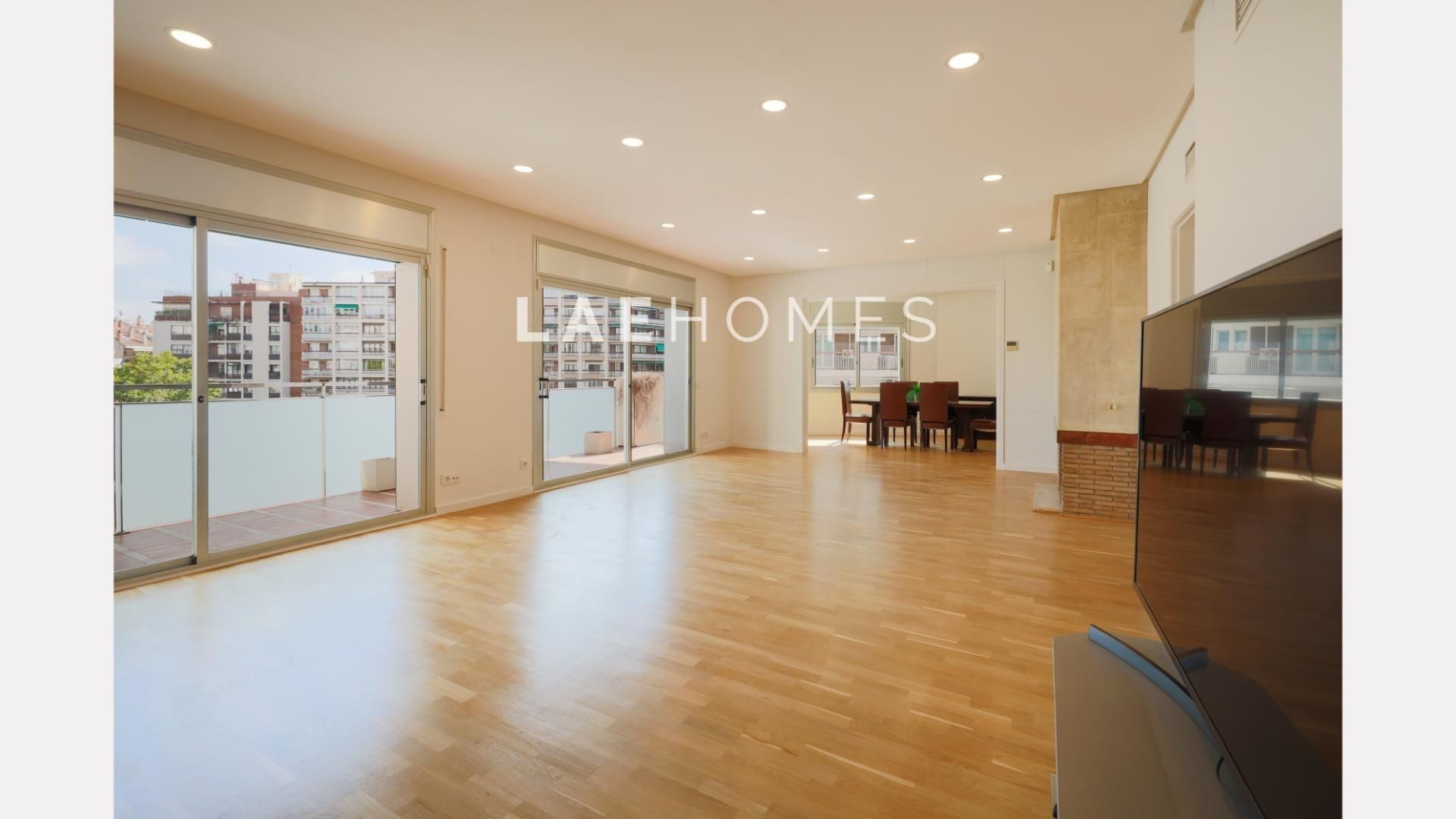 Living room of Flat to rent in  Barcelona Capital  with Parquet flooring and Balcony