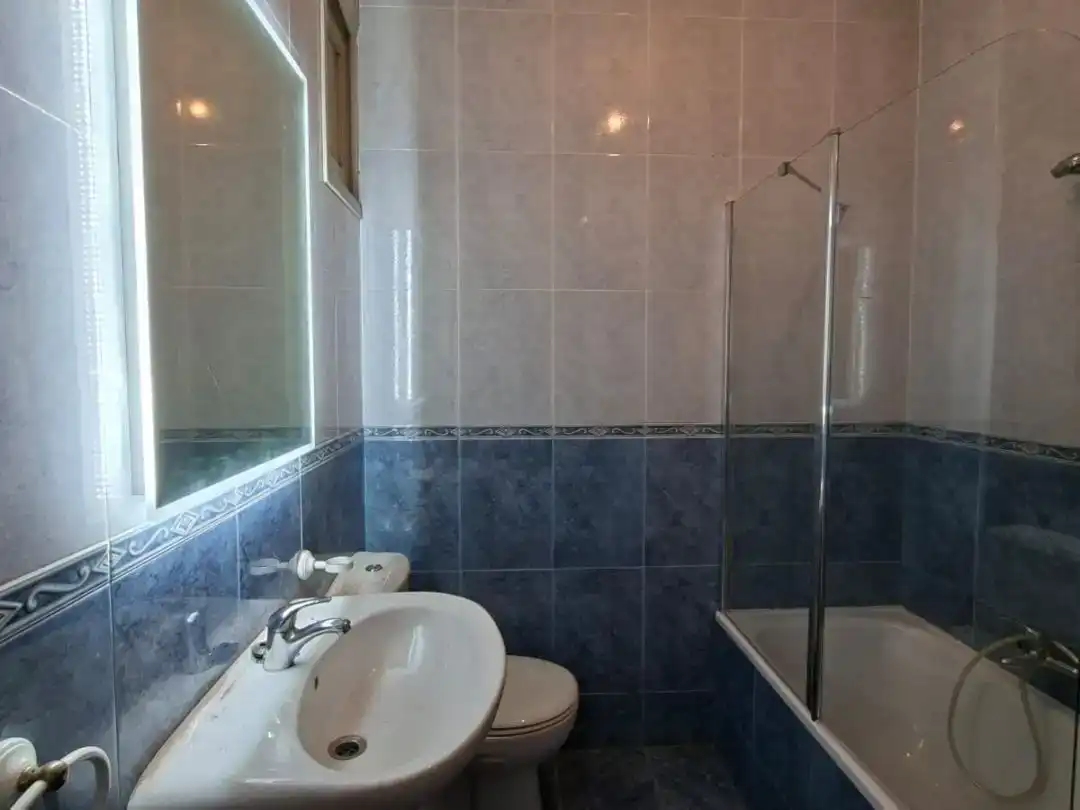 Badezimmer von Wohnung zur Miete in Ponferrada mit Klimaanlage und Möbliert