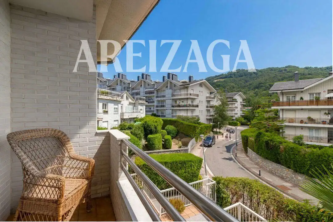 Vista exterior de Casa o xalet en venda en Donostia - San Sebastián  amb Calefacció, Jardí privat i Terrassa