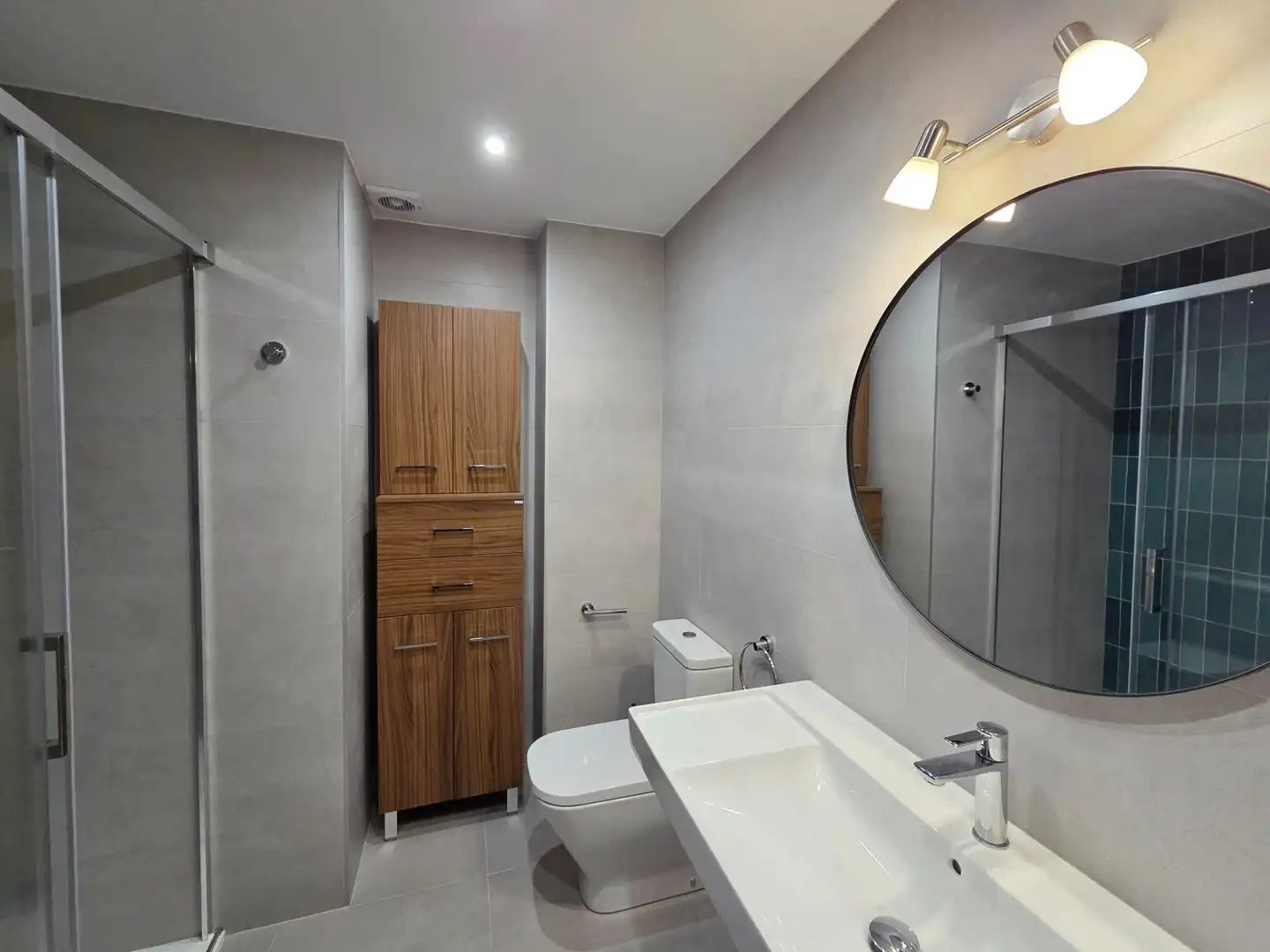 Badezimmer von Dachboden zur Miete in Santander mit Heizung, Privatgarten und Parkett