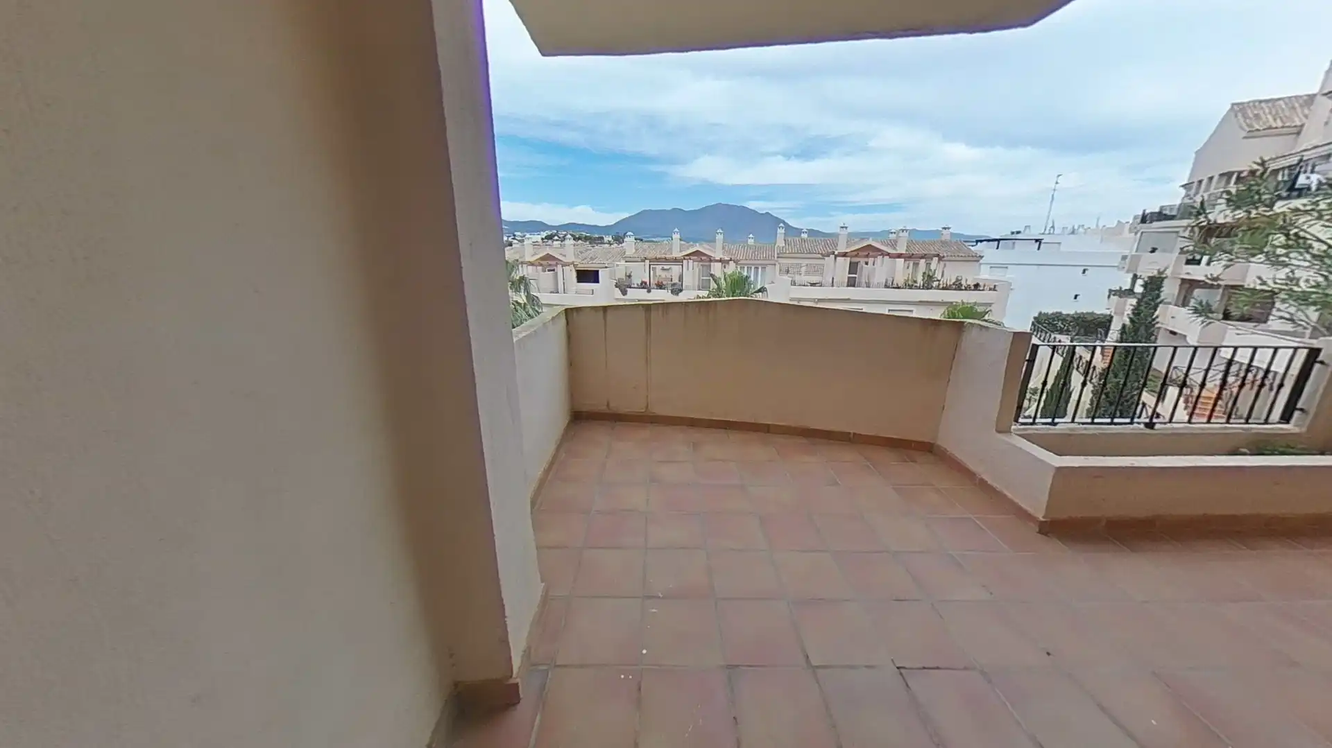 Terrasse von Wohnungen zum Verkauf in Manilva mit Klimaanlage, Abstellraum und Schwimmbad