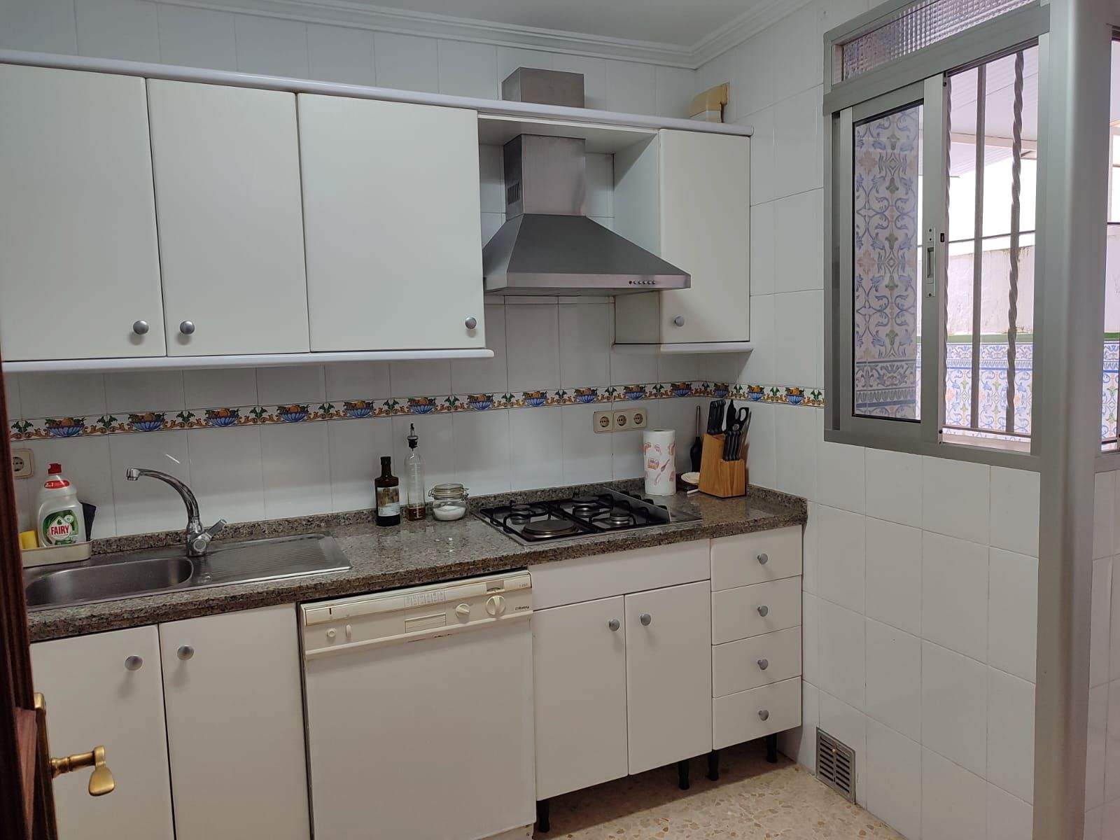 Cuina de Pis de lloguer en La Algaba amb Aire condicionat, Moblat i Rentadora