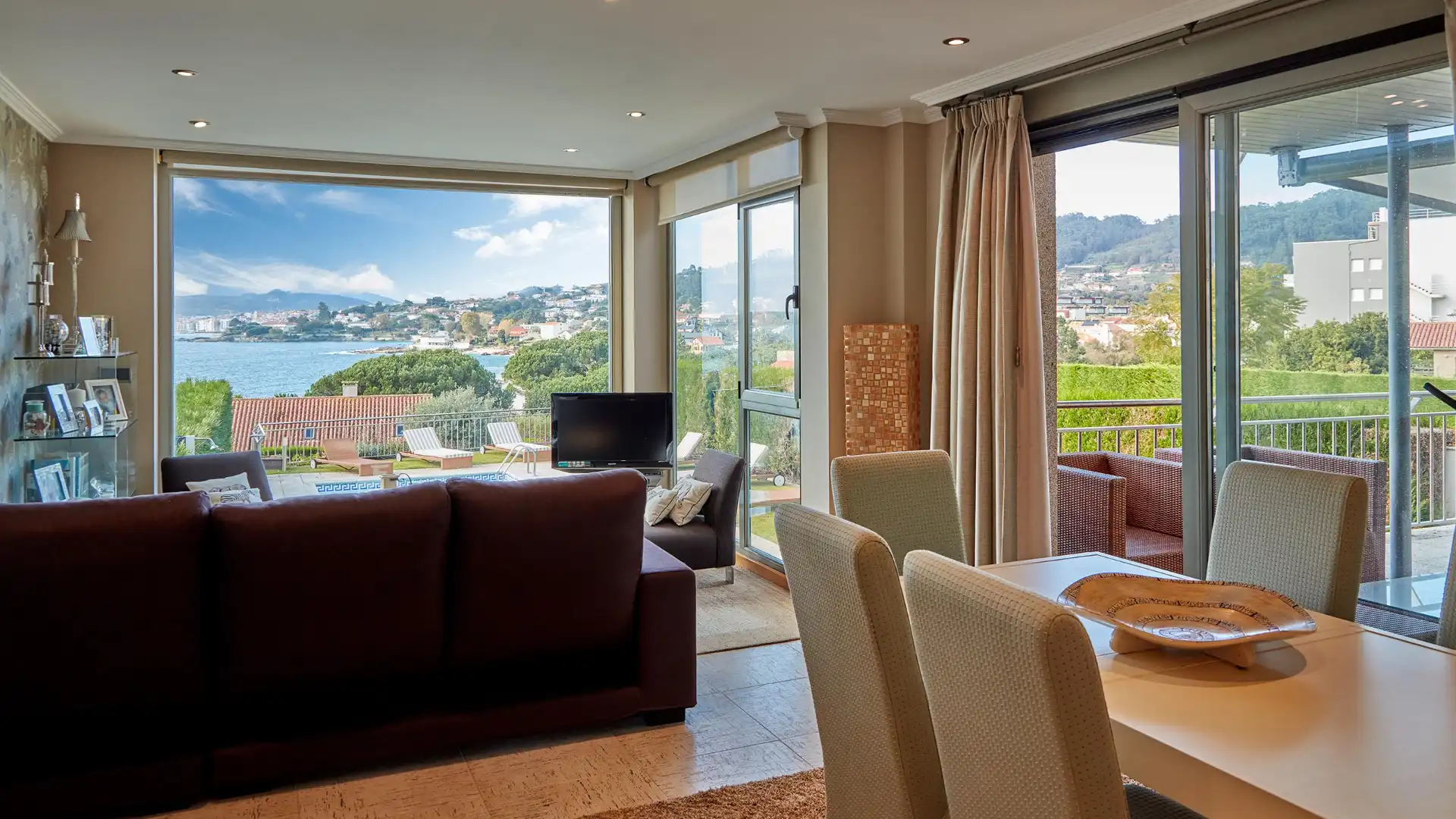 Sala de estar de Casa adosada en venta en Sanxenxo con Calefacción, Jardín privado y Parquet
