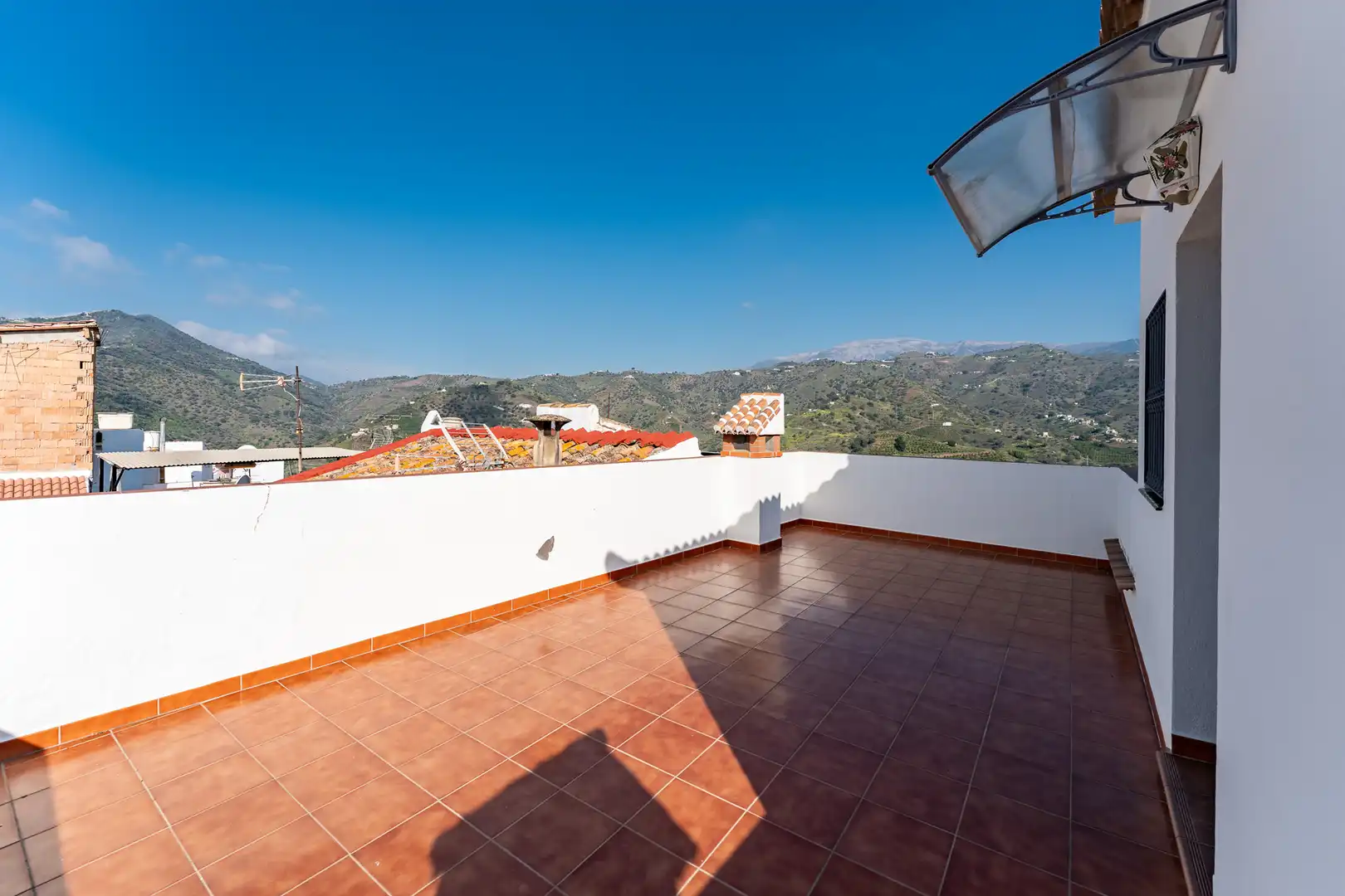 Terrasse von Einfamilien-Reihenhaus zum Verkauf in Sayalonga mit Terrasse und Balkon