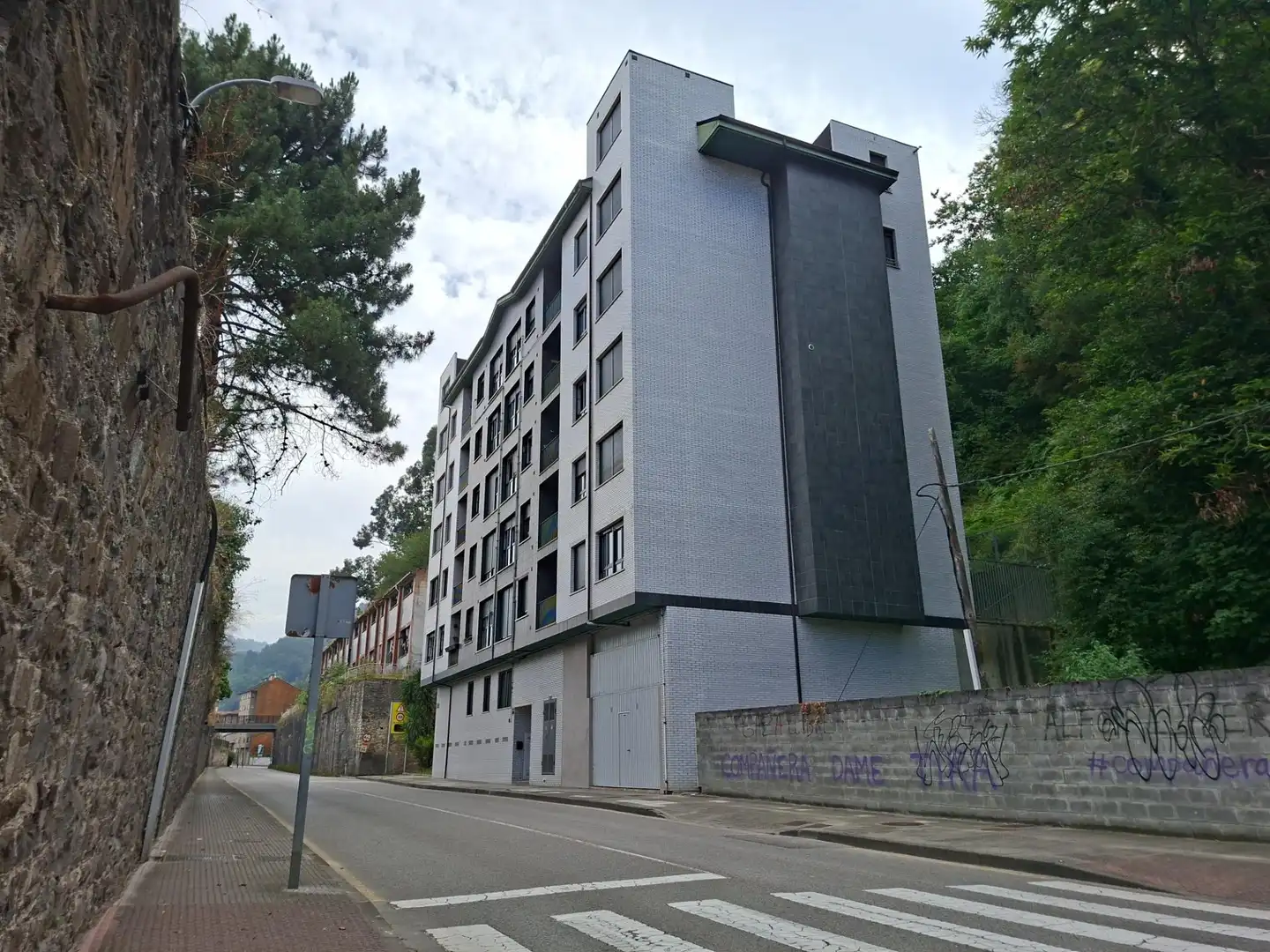 Vista exterior de Dúplex en venda en Mieres (Asturias) amb Calefacció, Parquet i Traster
