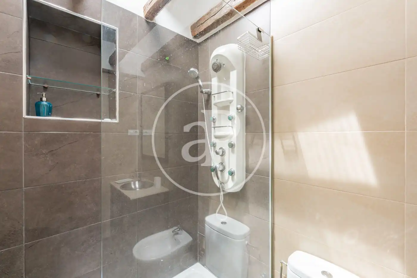 Badezimmer von Dachboden zum Verkauf in Madrid mit Klimaanlage, Heizung und Abstellraum