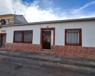 Vista exterior de Casa o xalet en venda en Arenas de San Juan  amb Calefacció, Jardí privat i Terrassa