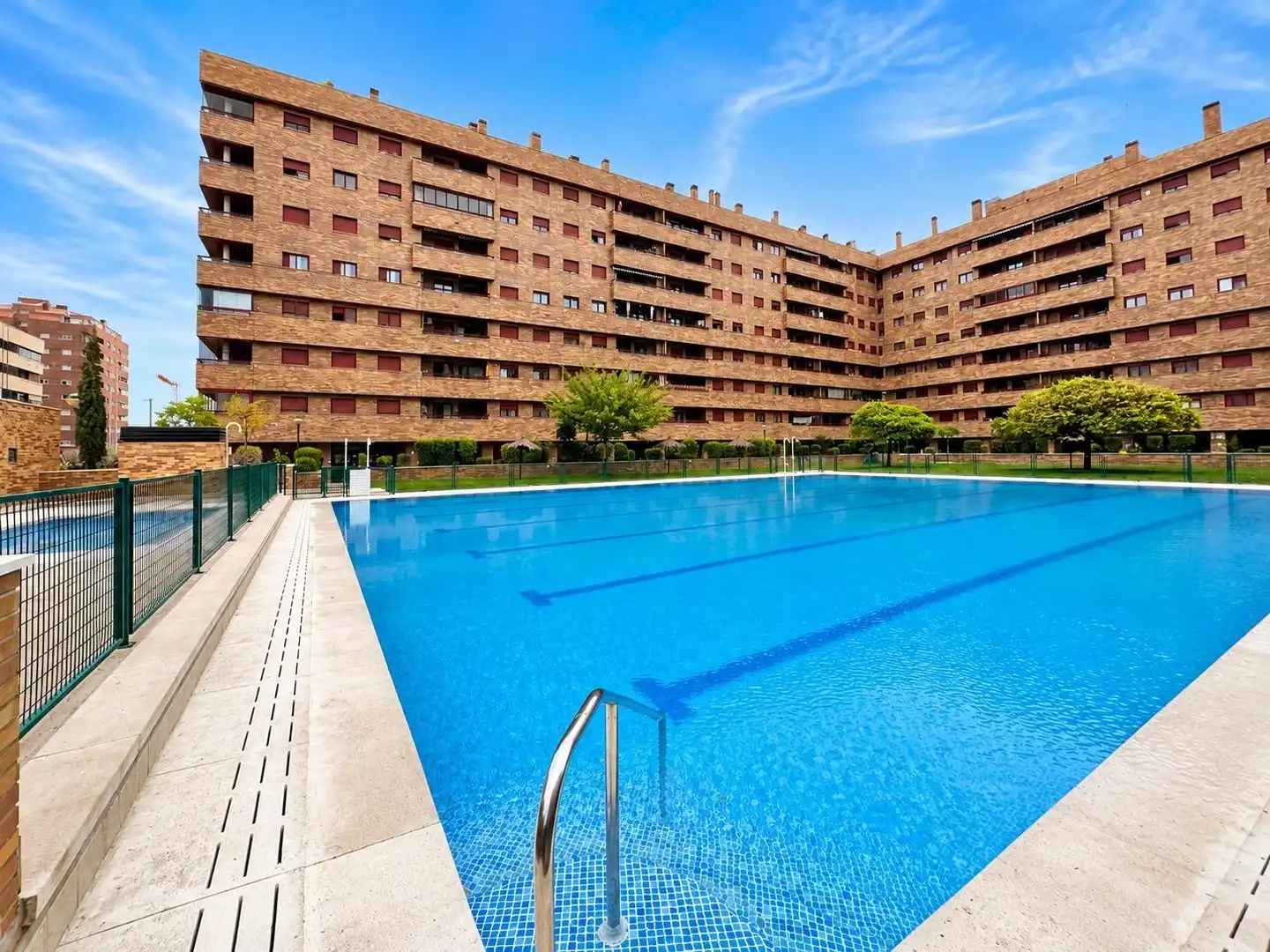 Piscina de Pis en venda en El Quiñón  